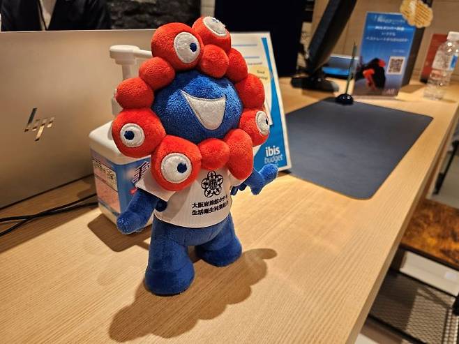 오사카는 엑스포로 물들어있었다. 내가 체크인한 숙소에서도 엑스포의 마스코트인 먀쿠먀쿠가 숙박객을 맞이하고 있었다.