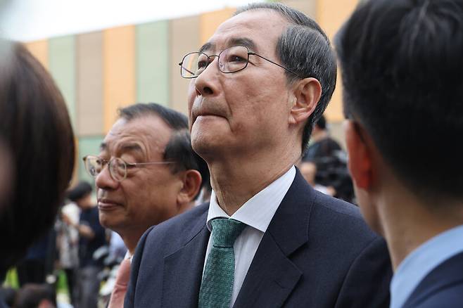 한덕수 무소속 대통령 후보가 8일 서울 국회 사랑재에 있는 커피숍에서 김문수 국민의힘 후보와 단일화 회동을 마치고 생각에 잠겨 있다. 연합뉴스