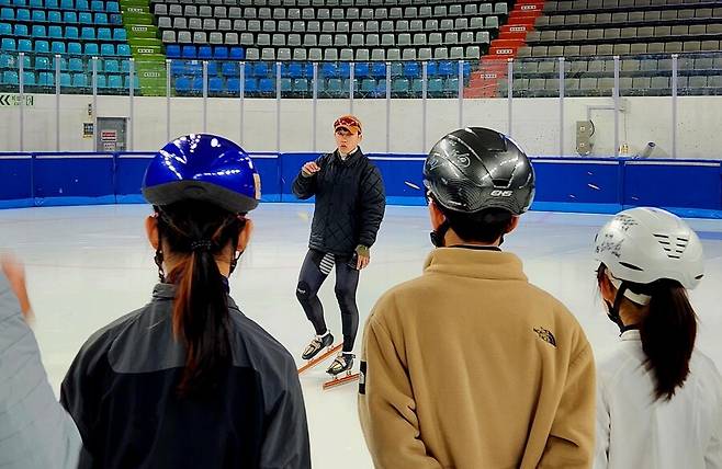 쇼트트랙 선수 박지원이 9일 서울 양천구 목동아이스링크에서 학생 선수들에게 훈련 방법을 설명하고 있다. 장필수 기자 feel@hani.co.kr
