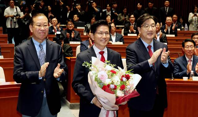 김문수 국민의힘 대통령선거 후보가 9일 서울 여의도 국회에서 열린 의원총회에서 기념사진을 찍고 있다. 김경호 선임기자 jijae@hani.co.kr