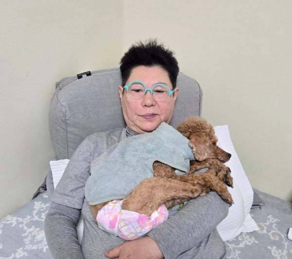 가수 양희은(72)이 치매 투병 중인 반려견 근황을 공개했다. /사진=양희은 인스타그램