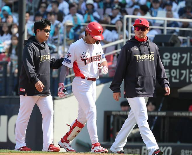 22일 오후 광주 기아챔피언스필드에서 열린 2025 프로야구 NC와 KIA 의 개막경기. KIA 김도영이 3회 좌전안타를 날린후 햄스트링 부상으로 교체되고 있다. 광주=정시종 기자 capa@edaily.co.kr /2025.03.22.