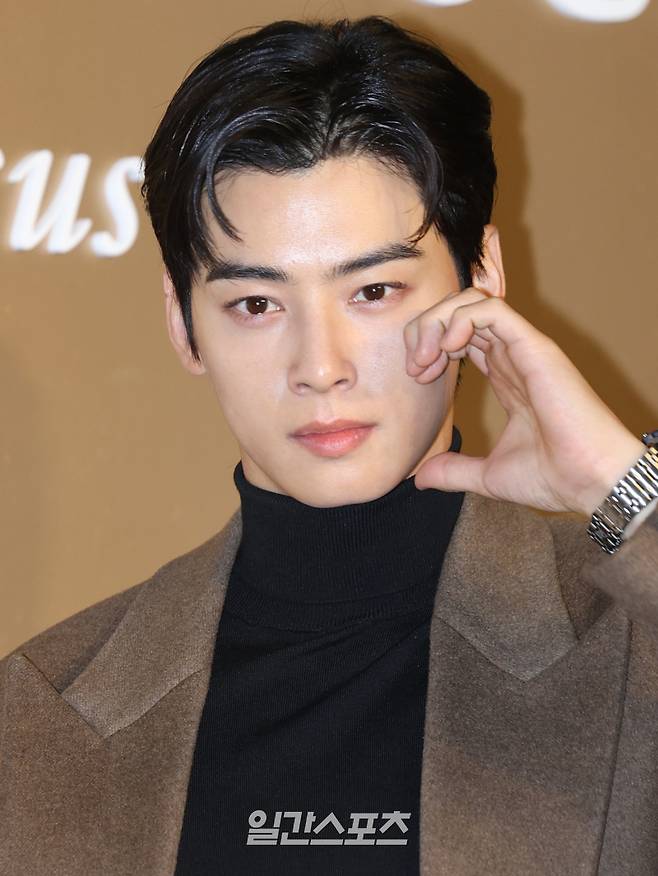 배우 차은우가 22일 오후 서울 성동구 성수동에서 열린 한 고급 워치 브랜드 포토월 행사에 참석해 포즈를 취하고 있다. 서병수 기자 qudtn@edaily.co.kr /2024.11.22/