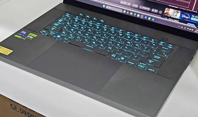 큰 키캡에 RGB LED 백라이트를 갖춘 키보드가 눈에 띈다 / 출처=IT동아