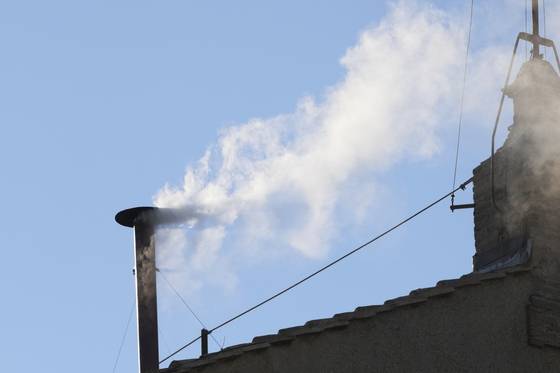 8일(현지시간) 바티칸에서 새 교황을 선출하는 콘클라베가 열리는 동안 시스티나 성당의 굴뚝에서 하얀 연기가 피어오르고 있다. AP=연합뉴스
