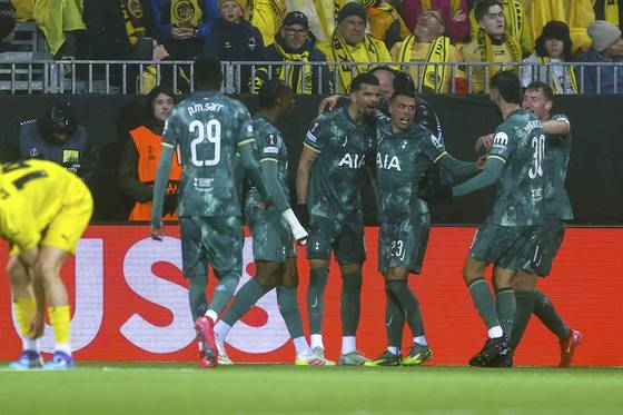 승리를 자축하는 토트넘 선수들. 손흥민은 부상 결장했다. AP=연합뉴스