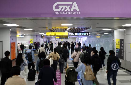 국내 첫 수도권 광역급행철도(GTX) 노선인 GTX-A 수서~동탄 구간이 개통한 후인 지난달 6일 GTX 서울역. 해당 노선 개통 후 수도권 전체의 대중교통 통행량이 하루 50만여건 늘어난 것으로 나타났다. 연합뉴스