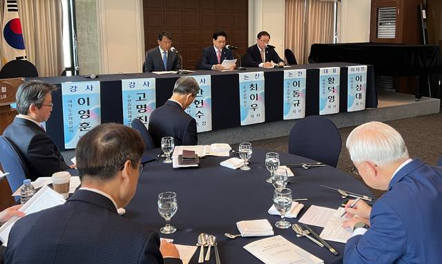 이영훈(무대 위 가운데) 여의도순복음교회 목사가 8일 서울 중구 한국프레스센터에서 열린 미래목회포럼 주최의 정기포럼에서 발표하고 있다.