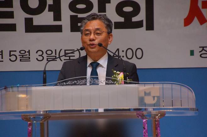 조종찬 신임회장이 지난 3일 부산 브니엘교회에서 열린 예장 브니엘총회 장로연합회 제19차 정기총회에서 인사말을 하고 있다. 그는 “‘나의 사랑 나의 어여쁜 자여 일어나 함께 가자’”라고 참석자들과 함께 구호를 외쳤다.