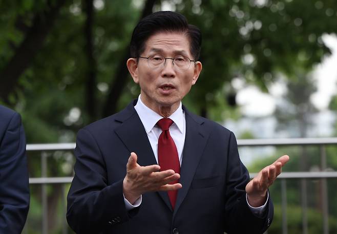 김문수 국민의힘 대선 후보가 8일 서울 여의도 국회에 위치한 카페에서 취재진 질문에 답하고 있다. 권현구 기자