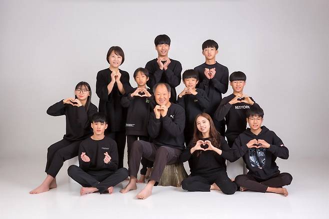 윤정희(셋째 줄 왼쪽)·김상훈(가운데) 부부가 2019년 자녀들과 찍은 가족사진. 당시 첫째 하은은 결혼 후 캐나다에 거주 중이고, 여섯째 햇살은 군 관련 프로그램에 참가 중이라 이들을 제외한 아홉 명의 아이들과 함께 찍었다.