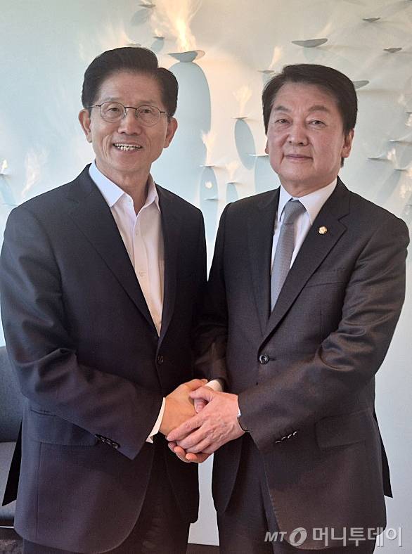 (서울=뉴스1) = 김문수 국민의힘 대통령 후보와 안철수 의원이 7일 오후 서울 여의도 모처에서 면담을 하고 있다. (안철수 의원실 제공. 재판매 및 DB 금지) 2025.5.7/뉴스1 Copyright (C) 뉴스1. All rights reserved. 무단 전재 및 재배포, AI학습 이용 금지. /사진=(서울=뉴스1)