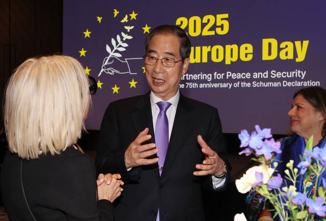 한덕수 무소속 대선 예비후보가 9일 서울 한 호텔에서 열린 외교 행사에서 참석자들과 대화하고 있다. 연합뉴스