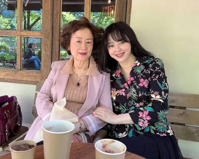 강성연이 엄마와 데이트를 즐기고 있다. / 강성연 소셜미디어 캡처