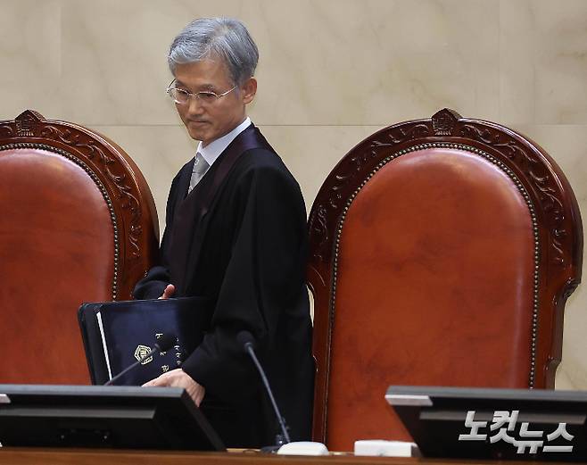 조희대 대법원장을 비롯한 대법관들이 1일 서울 서초구 대법원에서 이재명 더불어민주당 대선 후보의 공직선거법 위반 사건과 관련한 전원합의체 선고를 위해 대심판정에 입장하고 있다. 사진공동취재단