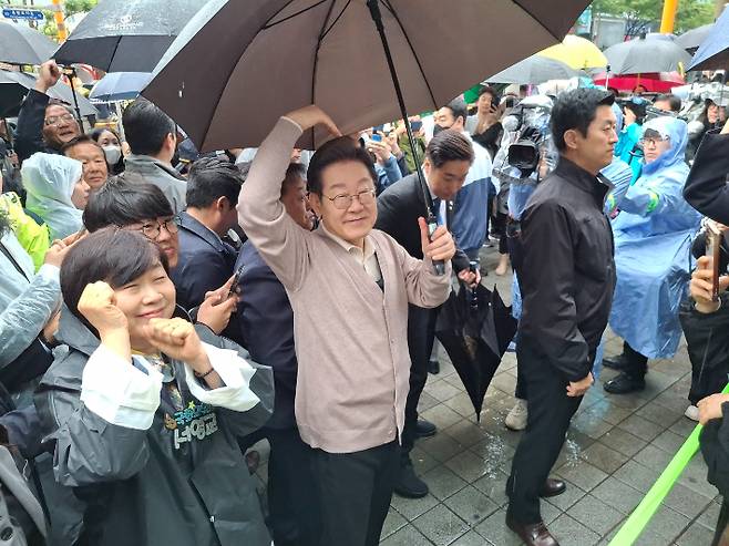 더불어민주당 이재명 대선 후보가 지지자들에게 하트를 그려 보이고 있다. 독자 제공