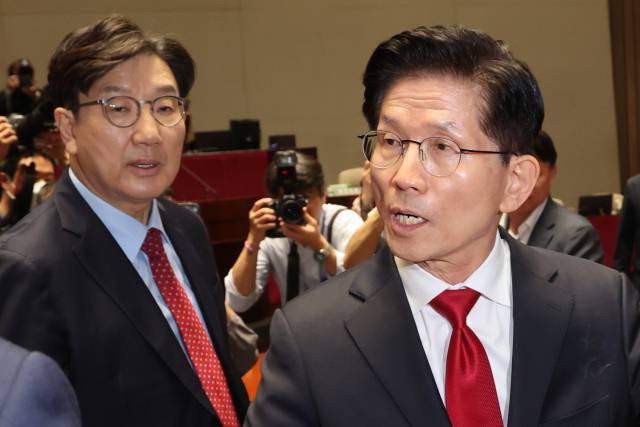 ▲국민의힘 김문수 대선 후보가 9일 서울 여의도 국회에서 열린 의원총회에서 권영세 비상대책위원장이 단일화를 압박하는 발언 뒤 퇴장하자 항의하며 의총장을 나가고 있다. ⓒ연합뉴스