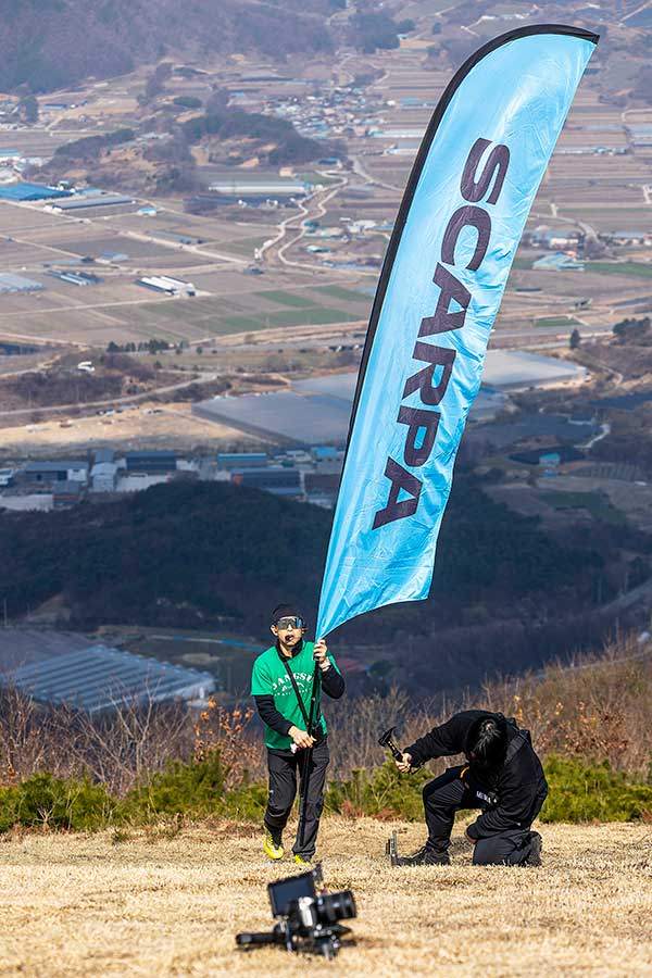 첫날 버티컬 레이스가 열린 논개 활공장에서 김영록 대표. 대회가 열린 2박 3일 동안 그는 매우 분주했다. 밤 늦게 골인하는 선수들을 맞이하느라 잠도 못잤다고 했다.