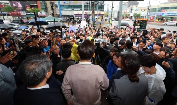 칠곡에서 연설하는 이재명 민주당 대선후보 - 이재명(가운데) 더불어민주당 대선 후보가 9일 경북 칠곡군 석적읍의 한 상가 앞에서 주민과 지지자들을 상대로 즉흥 연설을 하고 있다. 2025.5.9