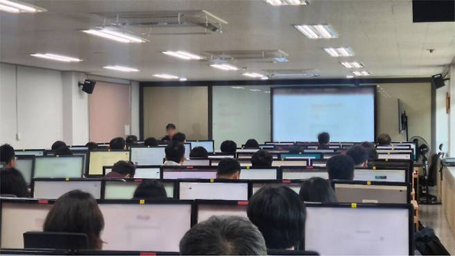 2025년 4월17일 경기도인재개발원에서 생성형 AI별 행정 활용 방안 등에 대한 교육이 도·시군 공무원 및 공공기관 데이터 유관부서 인원을 대상으로 이루어지고 있다. ⓒ경기도 제공 이미지 편집