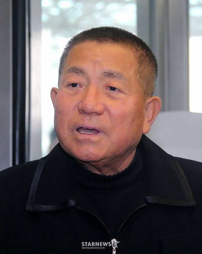 (서울=뉴스1) 김진환 기자 = ‘뽀빠이 아저씨’로 알려진 방송인 이상용(81)씨가 9일 오후 별세했다. 소속사 이메이드엔터테인먼트 관계자에 따르면 이씨는 오늘 오후 12시 45분쯤 서울 서초구 자택 인근 병원을 다녀오는 길에 갑자기 쓰러졌고, 응급실로 이송됐지만 결국 세상을 떠났다. 1944년 4월 충남 서천에서 태어난 고인은 고려대학교 임학과를 졸업한 뒤 1971년?CBS?기독교방송?MC로 방송계에 본격 데뷔했다. 이후?KBS의 인기 어린이 노래 프로그램인 '모이자 노래하자'의 진행을 맡으며 '뽀빠이'란 별칭으로 이목을 집중시켰다. 1989년부터는?MBC?군인 위문 예능 프로그램 '우정의 무대'의?MC를 맡아 국민적 인기를 끌었다. 사진은 지난 2015년 당시 이상용 씨. (뉴스1 DB) 2025.5.9/뉴스1 Copyright (C) 뉴스1. All rights reserved. 무단 전재 및 재배포, AI학습 이용 금지. /사진=(서울=뉴스1) 김진환 기자