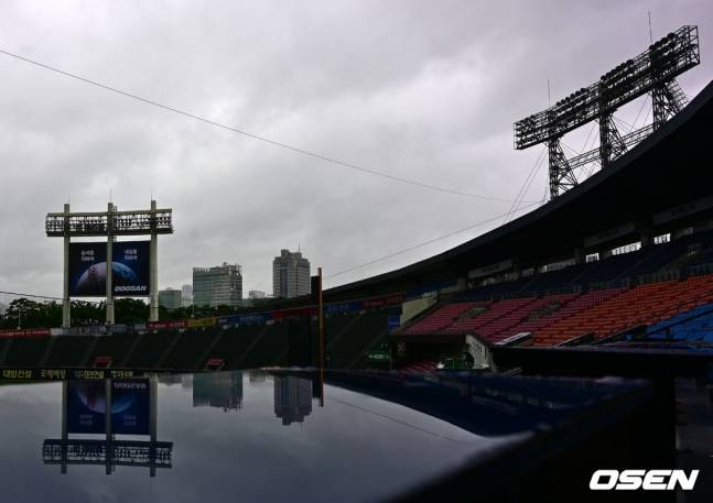 9일 비가 내린 잠실야구장. 이날 예정된 두산 베어스와 NC 다이노스의 경기는 우천취소됐다.
