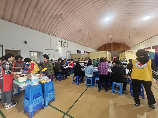 안동 길안중학교 강당에 차려진 이재민 임시거처 (안동=연합뉴스) 김선형 기자 = 8일 오전 경북 안동시 길안면 길안중학교에서 이재민들이 아침을 먹고 있다. 2025.5.8 sunhyung@yna.co.kr