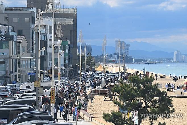 인파로 북적이는 안목해변 (강릉=연합뉴스) 류호준 기자 = 3일 오후 강원 강릉시 안목해변 일원이 인파로 북적이고 있다. 2025.5.3 ryu@yna.co.kr