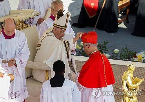 프란치스코 교황과 추기경 서임 당시의 레오 14세 (바티칸시티 로이터=연합뉴스 자료사진) 2023년 9월 30일(현지시간) 바티칸 성 베드로 광장에서 열린 신임 추기경 21명의 서임식에서 프란치스코(사진 가운데) 당시 교황이 로버트 프랜시스 프레보스트(오른쪽) 당시 교황청 주교부 장관을 추기경으로 서임하고 있다. 프란치스코 교황은 2025년 4월 21일 선종했다. 프레보스트 추기경은 2025년 5월 8일에 후임 교황으로 선출됐으며, 즉위명으로 '레오 14세'를 택했다. (REUTERS/Remo Casilli) 2025.5.9.