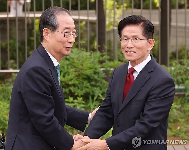 악수하는 김문수-한덕수 (서울=연합뉴스) 류영석 기자 = 국민의힘 김문수 대선후보(오른쪽)와 무소속 한덕수 대선 예비후보가 8일 서울 국회 사랑재에 위치한 커피숍에서 만나 악수하고 있다. 2025.5.8 ondol@yna.co.kr