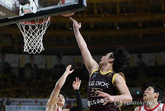 LG 칼 타마요 맹활약 (창원=연합뉴스) 김동민 기자 = 9일 경남 창원체육관에서 열린 2024∼2025시즌 프로농구 창원 LG 세이커스와 서울 SK 나이츠의 챔피언결정전 3차전 경기. LG 칼 타마요가 슛하고 있다. 2025.5.9 image@yna.co.kr