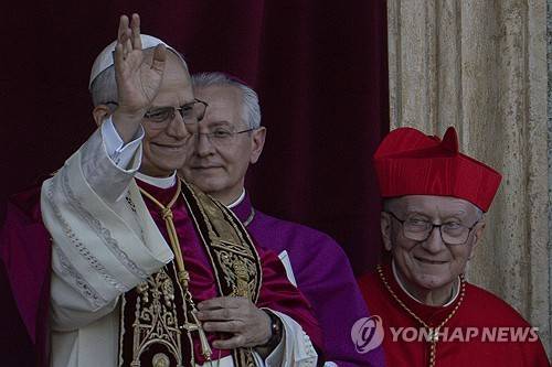 신자들에게 인사하는 레오 14세 (바티칸 AP=연합뉴스) 레오 14세가 8일(현지시간) 선출 직후 바티칸 성 베드로 대성전에서 신자들에게 손을 흔들고 있다. 2025.5.8 photo@yna.co.kr