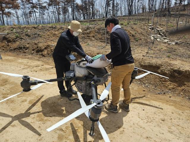청송군산림조합이 산불피해 산림 복구를 위해 드론을 이용해 종자 파종을 실시하고 있다. 청송군산림조합 제공