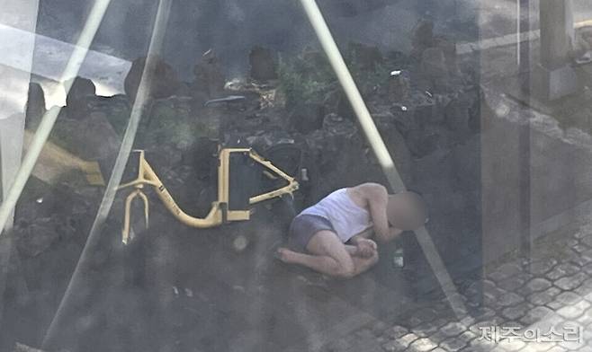 탐라문화광장 인근 도로변에서 잠 자고 있는 노숙인. 사진 제공=독자 ⓒ제주의소리