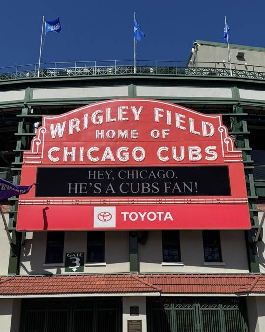 시카고 컵스가 9일(한국시간) 홈구장 리글리필드 전광판에 '교황은 컵스팬'이란 문구를 올렸다. 출처=시카고컵스 X