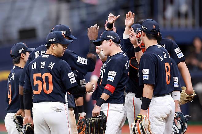 9일 서울 고척스카이돔에서 열린 키움과 경기에서 승리한 뒤 기뻐하는 한화 선수들