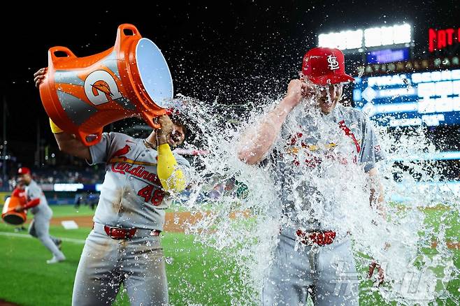 완봉승을 거둔 페디를 동료들이 축하하고 있다. ⓒ AFP=뉴스1