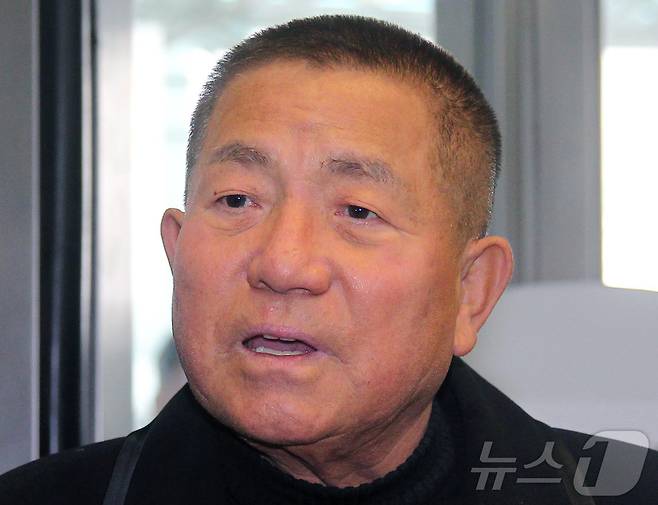 ‘뽀빠이 아저씨’로 알려진 방송인 이상용(81)씨가 9일 오후 별세했다. 소속사 이메이드엔터테인먼트 관계자에 따르면 이씨는 오늘 오후 12시 45분쯤 서울 서초구 자택 인근 병원을 다녀오는 길에 갑자기 쓰러졌고, 응급실로 이송됐지만 결국 세상을 떠났다. 1944년 4월 충남 서천에서 태어난 고인은 고려대학교 임학과를 졸업한 뒤 1971년 CBS 기독교방송 MC로 방송계에 본격 데뷔했다. 이후 KBS의 인기 어린이 노래 프로그램인 '모이자 노래하자'의 진행을 맡으며 '뽀빠이'란 별칭으로 이목을 집중시켰다. 1989년부터는 MBC 군인 위문 예능 프로그램 '우정의 무대'의 MC를 맡아 국민적 인기를 끌었다. 사진은 지난 2015년 당시 이상용 씨. (뉴스1 DB) 2025.5.9/뉴스1 ⓒ News1 김진환 기자