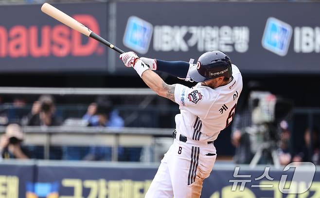 27일 서울 송파구 잠실야구장에서 열린 프로야구 '2025 신한 SOL 뱅크 KBO리그' 롯데 자이언츠와 두산 베어스의 경기, 4회말 무사 1루 상황에서 두산 케이브가 안타를 치고 있다. 2025.4.27/뉴스1 ⓒ News1 김도우 기자