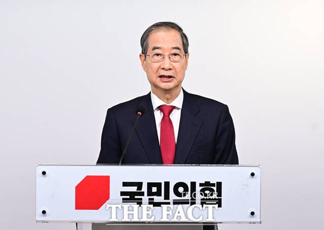 대통령 예비후보인 한덕수 전 총리가 10일 오후 서울 여의도 국민의힘 중앙당사에서 기자회견을 하고 있다.