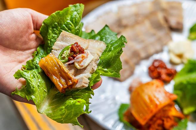 서울 강남구 '산호'의 돼지보쌈. 이 고기를 묵은지와 함께 입에 넣었다. 기름의 고소한 맛과 묵은지의 짜릿한 신맛이 불협화음을 내며 강하게 부딪쳤다. /양수열 영상미디어 기자