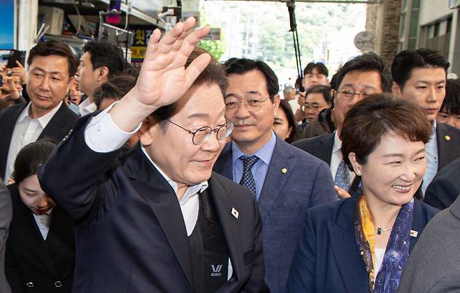 이재명 더불어민주당 대선 후보가 10일 오전 경남 의령군 의령읍 의령전통시장에서 군민들을 향해 인사하고 있다. /뉴스1