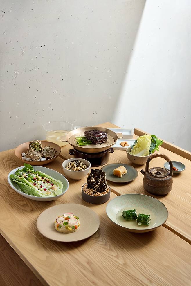 묵정의 메뉴들. 두부, 김부각, 쌈채소 등의 한식 속 양식 터치가 들어간 것이 특징이다. /묵정