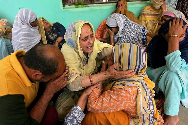 10일 잠무에서 파키스탄의 포격으로 가족이 사망했다는 소식을 들은 유족들이 슬퍼하고 있다./연합뉴스