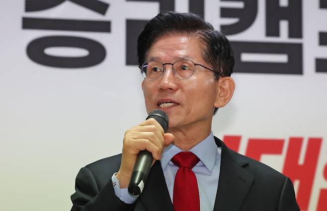 국민의힘으로부터 대통령선거 후보 자격이 취소된 김문수 후보가 10일 오전 서울 여의도에 마련된 대선 캠프 사무실에서 긴급기자회견을 하고 있다. 2025.5.10/뉴스1