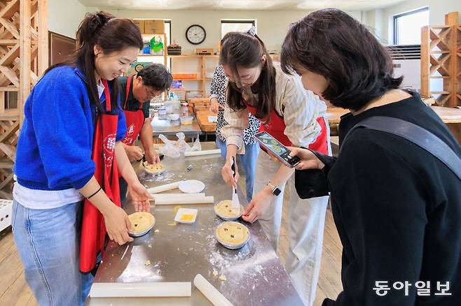 예산사과와인 양조장에서 방문객들이 참여하는 애플파이 만들기 체험.