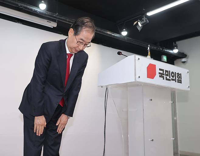 한덕수 대선 예비후보가 10일 서울 여의도 국민의힘 중앙당사에서 긴급 기자회견에 참석하며 인사하고 있다.
