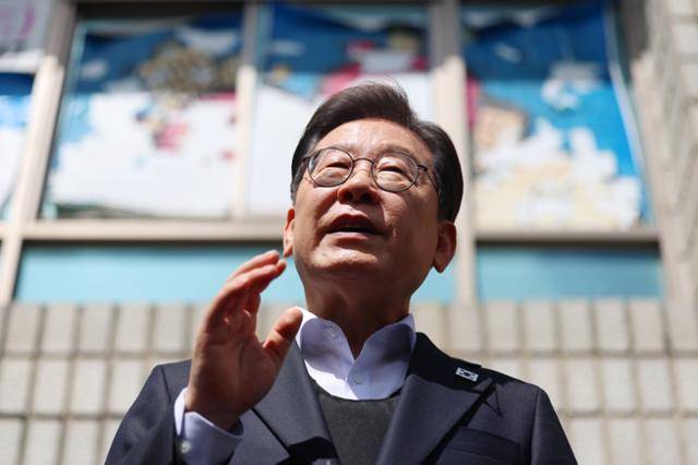 영남 신라벨트 골목골목 경청투어에 나선 더불어민주당 이재명 대선 후보가 10일 경남 창녕군 창녕공설시장을 찾아 즉흥 연설을 하고 있다. 연합뉴스