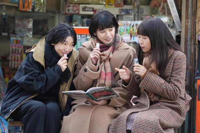 아사미는 인생을 몇 번 반복해 살면서도 중학교 동창 나쓰키, 미호와는 돈독한 우정을 이어간다. 하지만 나중에는 둘과 소원한 사이가 된다. 니폰TV 제공