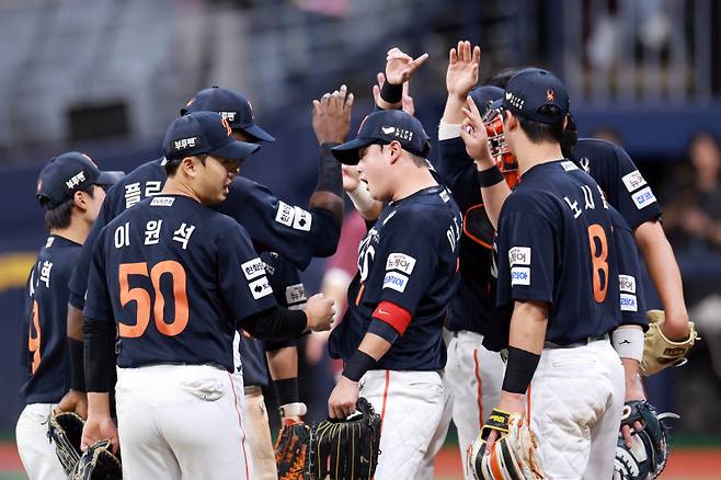 <yonhap photo-7272="">(서울=연합뉴스) 신현우 기자 = 9일 서울 고척스카이돔에서 열린 프로야구 2025 신한 SOL 뱅크 KBO리그 한화 이글스와 키움 히어로즈의 경기. 7-5로 승리하며 26년 만에 10연승을 달성한 한화 선수들이 기뻐하고 있다. 2025.5.9 nowwego@yna.co.kr/2025-05-09 21:55:39/ <저작권자 ⓒ 1980-2025 ㈜연합뉴스. 무단 전재 재배포 금지, AI 학습 및 활용 금지></yonhap>